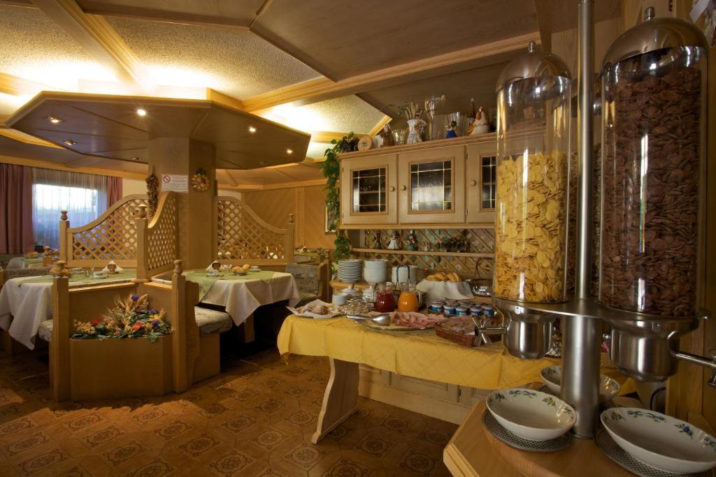 Albergo Bellaria Carano Kültér fotó